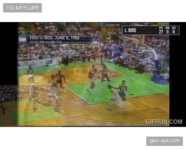 伯德无球跑动牵制防线，拉开空间改变80年代绿军进攻结构