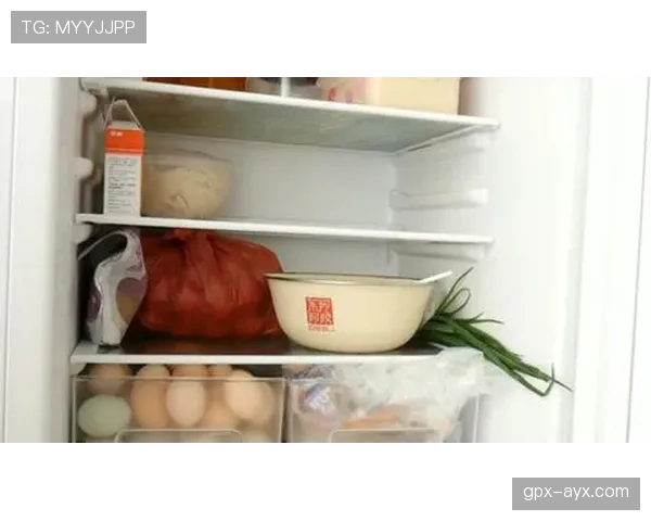 仲满家的冰箱里塞满了能量胶，保质期比他上一次休假还长