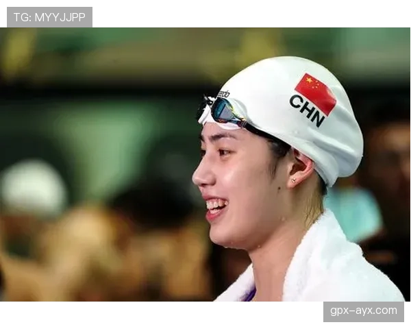 张雨霏泳池边穿得像度假，这画风和赛场上一个人啊？