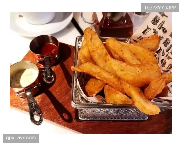 莱德基每天游5万米，吃饭像打卡米其林